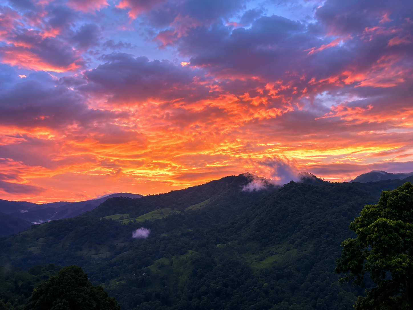Atardecer de fuego sobre las montañas de Arenal