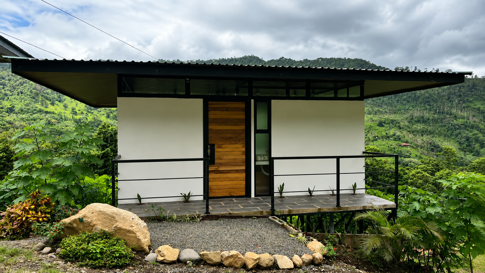 Cabaña moderna con techo volado y vista a las montañas verdes
