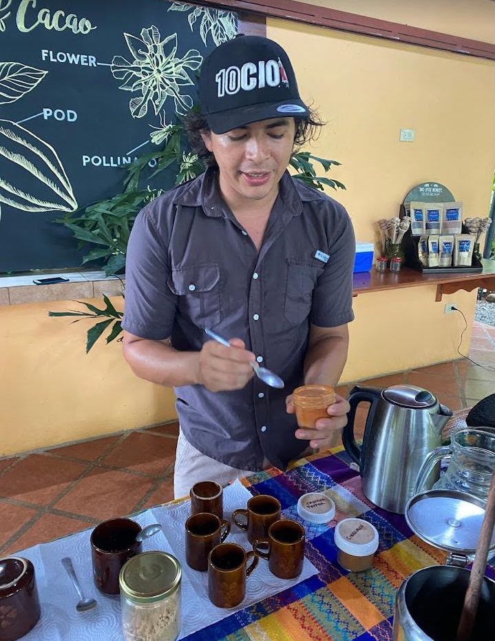 Preparando chocolate caliente artesanal durante el tour