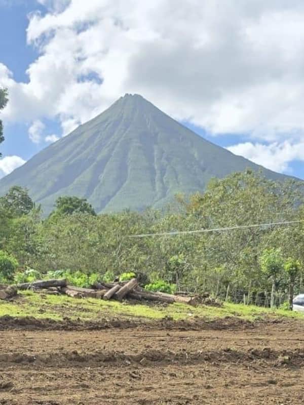 El Volcán Arenal visto desde los campos de la finca