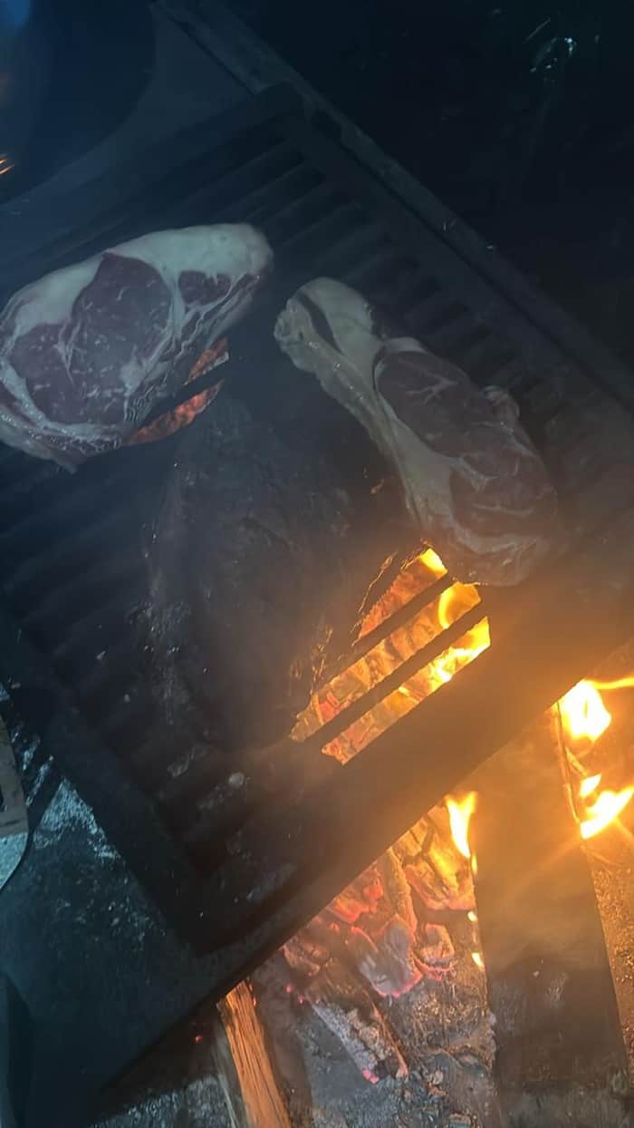 Carne asándose a fuego de leña
