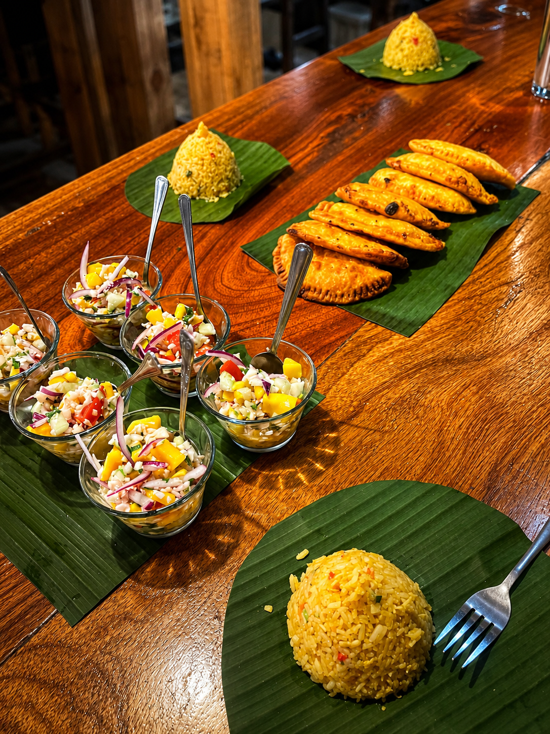 Degustación de ceviche, empanadas y arroz sobre una mesa rústica de madera