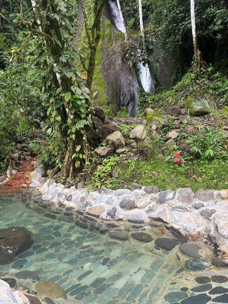 Poza termal junto a una cascada en la selva